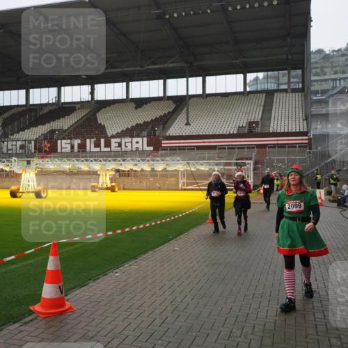 07.12.2025 - St. Pauli X-Mass-Run No. 15 Fabian Wolf http://msf.ph/oto/9420340 07.12.2025 11:38:49 Ziel 453, 729, 1133, 1318, 1601, 1605, 1606, 2010, 2011, 2099, 2815, 2816, 3365, 3367, 3508 meine-sportfotos.de