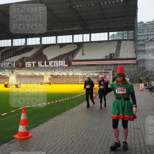 07.12.2025 - St. Pauli X-Mass-Run No. 15 Fabian Wolf http://msf.ph/oto/9420342 07.12.2025 11:38:50 Ziel 453, 729, 1133, 1318, 1601, 1605, 1606, 2010, 2011, 2099, 2815, 2816, 3365, 3367, 3508 meine-sportfotos.de