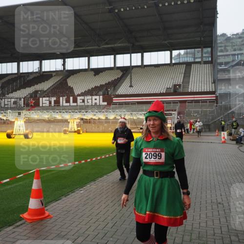 07.12.2025 - St. Pauli X-Mass-Run No. 15 Fabian Wolf http://msf.ph/oto/9420346 07.12.2025 11:38:51 Ziel 453, 729, 1133, 1318, 1601, 1605, 1606, 2010, 2011, 2099, 2815, 2816, 3365, 3367, 3508 meine-sportfotos.de