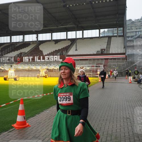 07.12.2025 - St. Pauli X-Mass-Run No. 15 Fabian Wolf http://msf.ph/oto/9420348 07.12.2025 11:38:51 Ziel 453, 729, 1133, 1318, 1601, 1605, 1606, 2010, 2011, 2099, 2815, 2816, 3365, 3367, 3508 meine-sportfotos.de