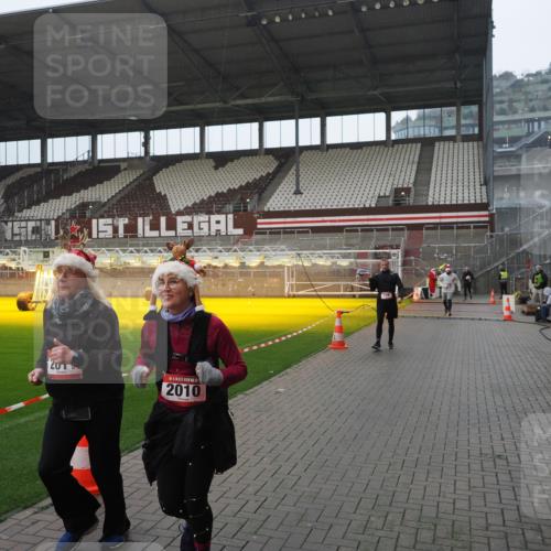 07.12.2025 - St. Pauli X-Mass-Run No. 15 Fabian Wolf http://msf.ph/oto/9420354 07.12.2025 11:38:53 Ziel 453, 729, 1133, 1318, 1601, 1605, 1606, 2010, 2011, 2099, 2602, 2815, 2816, 3365, 3367, 3508 meine-sportfotos.de