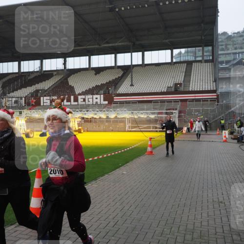 07.12.2025 - St. Pauli X-Mass-Run No. 15 Fabian Wolf http://msf.ph/oto/9420355 07.12.2025 11:38:53 Ziel 453, 729, 1133, 1318, 1601, 1605, 1606, 2010, 2011, 2099, 2602, 2815, 2816, 3365, 3367, 3508 meine-sportfotos.de