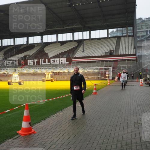 07.12.2025 - St. Pauli X-Mass-Run No. 15 Fabian Wolf http://msf.ph/oto/9420366 07.12.2025 11:38:57 Ziel 453, 729, 1133, 1318, 1737, 2010, 2011, 2099, 2602, 2815, 2816, 3508 meine-sportfotos.de