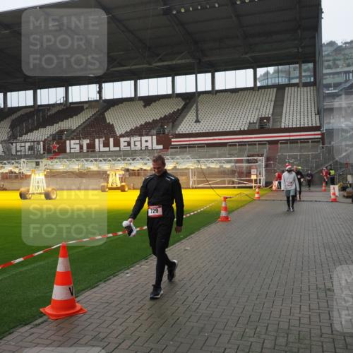 07.12.2025 - St. Pauli X-Mass-Run No. 15 Fabian Wolf http://msf.ph/oto/9420367 07.12.2025 11:38:57 Ziel 453, 729, 1133, 1318, 1737, 2010, 2011, 2099, 2602, 2815, 2816, 3508 meine-sportfotos.de