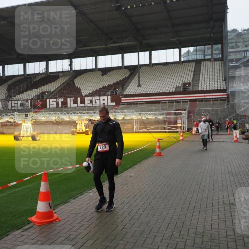 07.12.2025 - St. Pauli X-Mass-Run No. 15 Fabian Wolf http://msf.ph/oto/9420368 07.12.2025 11:38:58 Ziel 453, 729, 1133, 1737, 2010, 2011, 2602, 2815, 2816, 3508 meine-sportfotos.de