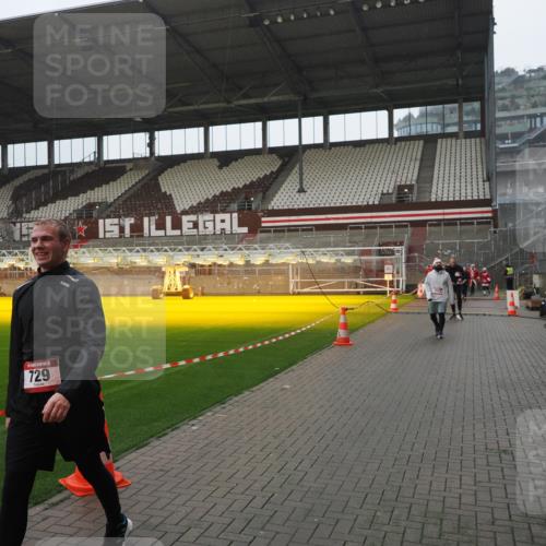 07.12.2025 - St. Pauli X-Mass-Run No. 15 Fabian Wolf http://msf.ph/oto/9420369 07.12.2025 11:38:59 Ziel 453, 729, 1133, 1737, 2010, 2011, 2602, 3508 meine-sportfotos.de