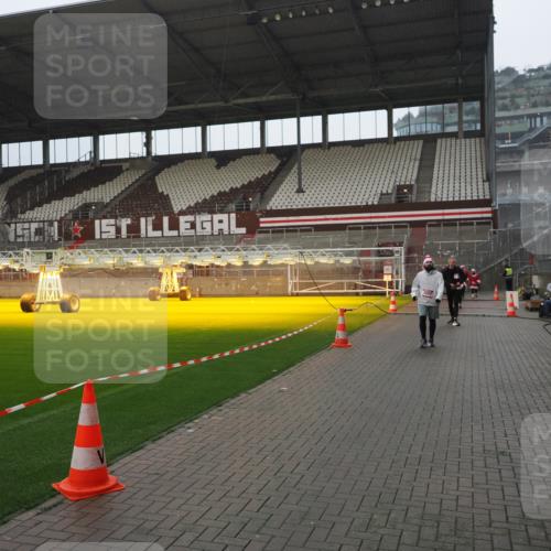 07.12.2025 - St. Pauli X-Mass-Run No. 15 Fabian Wolf http://msf.ph/oto/9420373 07.12.2025 11:39:00 Ziel 453, 729, 1737, 2010, 2011, 2602, 3357 meine-sportfotos.de