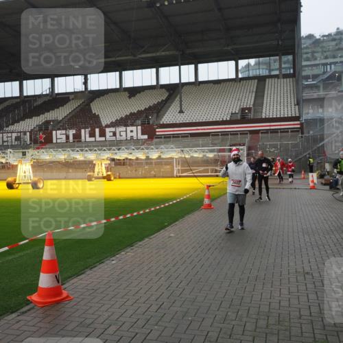 07.12.2025 - St. Pauli X-Mass-Run No. 15 Fabian Wolf http://msf.ph/oto/9420380 07.12.2025 11:39:04 Ziel 729, 1737, 2225, 2226, 2602, 3357 meine-sportfotos.de