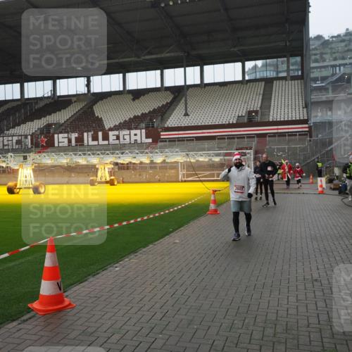 07.12.2025 - St. Pauli X-Mass-Run No. 15 Fabian Wolf http://msf.ph/oto/9420381 07.12.2025 11:39:04 Ziel 729, 1737, 2225, 2226, 2602, 3357 meine-sportfotos.de