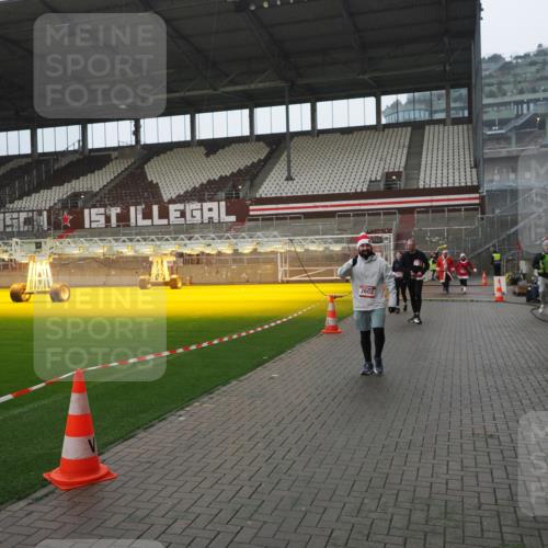 07.12.2025 - St. Pauli X-Mass-Run No. 15 Fabian Wolf http://msf.ph/oto/9420382 07.12.2025 11:39:04 Ziel 729, 1737, 2225, 2226, 2602, 3357 meine-sportfotos.de