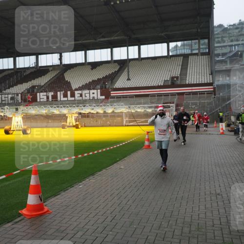 07.12.2025 - St. Pauli X-Mass-Run No. 15 Fabian Wolf http://msf.ph/oto/9420383 07.12.2025 11:39:04 Ziel 729, 1737, 2225, 2226, 2602, 3357 meine-sportfotos.de