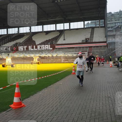 07.12.2025 - St. Pauli X-Mass-Run No. 15 Fabian Wolf http://msf.ph/oto/9420384 07.12.2025 11:39:04 Ziel 729, 1737, 2225, 2226, 2602, 3357 meine-sportfotos.de