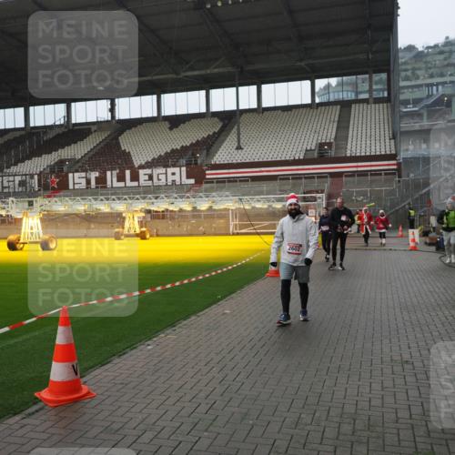 07.12.2025 - St. Pauli X-Mass-Run No. 15 Fabian Wolf http://msf.ph/oto/9420385 07.12.2025 11:39:05 Ziel 729, 1737, 2225, 2226, 2602, 3357 meine-sportfotos.de