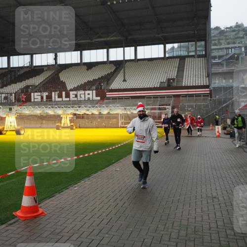 07.12.2025 - St. Pauli X-Mass-Run No. 15 Fabian Wolf http://msf.ph/oto/9420386 07.12.2025 11:39:05 Ziel 729, 1737, 2225, 2226, 2602, 3357 meine-sportfotos.de
