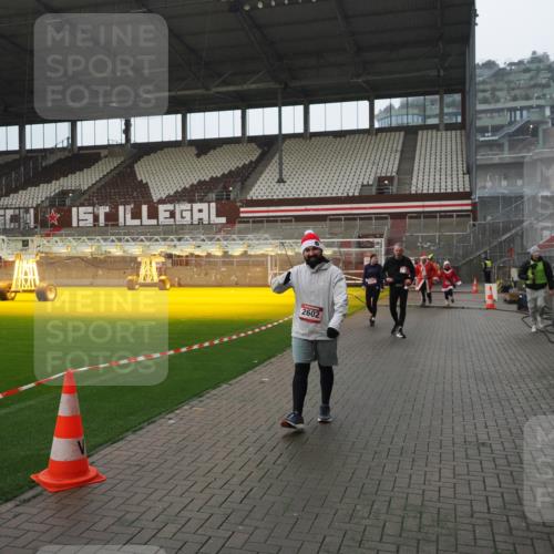 07.12.2025 - St. Pauli X-Mass-Run No. 15 Fabian Wolf http://msf.ph/oto/9420387 07.12.2025 11:39:06 Ziel 729, 1737, 2225, 2226, 2602, 3357 meine-sportfotos.de