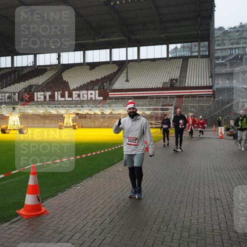07.12.2025 - St. Pauli X-Mass-Run No. 15 Fabian Wolf http://msf.ph/oto/9420389 07.12.2025 11:39:06 Ziel 729, 1737, 2225, 2226, 2602, 3357 meine-sportfotos.de