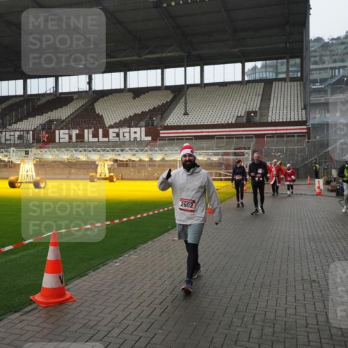07.12.2025 - St. Pauli X-Mass-Run No. 15 Fabian Wolf http://msf.ph/oto/9420390 07.12.2025 11:39:06 Ziel 729, 1737, 2225, 2226, 2602, 3357 meine-sportfotos.de