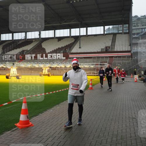 07.12.2025 - St. Pauli X-Mass-Run No. 15 Fabian Wolf http://msf.ph/oto/9420392 07.12.2025 11:39:07 Ziel 1737, 2225, 2226, 2602, 3357 meine-sportfotos.de