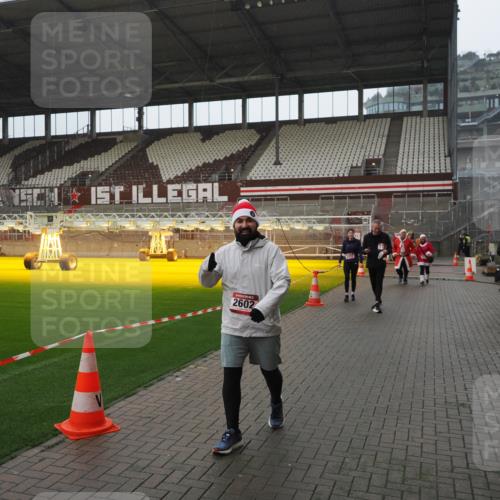 07.12.2025 - St. Pauli X-Mass-Run No. 15 Fabian Wolf http://msf.ph/oto/9420393 07.12.2025 11:39:07 Ziel 1737, 2225, 2226, 2602, 3357 meine-sportfotos.de