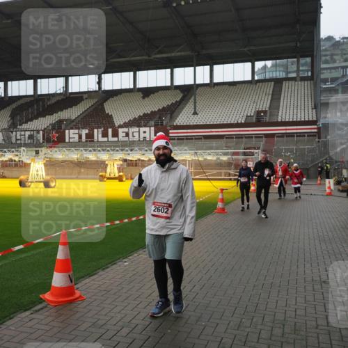07.12.2025 - St. Pauli X-Mass-Run No. 15 Fabian Wolf http://msf.ph/oto/9420394 07.12.2025 11:39:07 Ziel 1737, 2225, 2226, 2602, 3357 meine-sportfotos.de