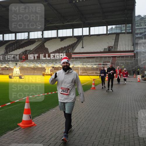 07.12.2025 - St. Pauli X-Mass-Run No. 15 Fabian Wolf http://msf.ph/oto/9420395 07.12.2025 11:39:07 Ziel 1737, 2225, 2226, 2602, 3357 meine-sportfotos.de