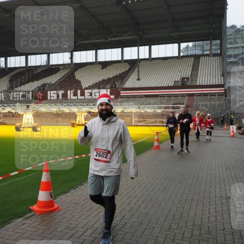 07.12.2025 - St. Pauli X-Mass-Run No. 15 Fabian Wolf http://msf.ph/oto/9420396 07.12.2025 11:39:07 Ziel 1737, 2225, 2226, 2602, 3357 meine-sportfotos.de