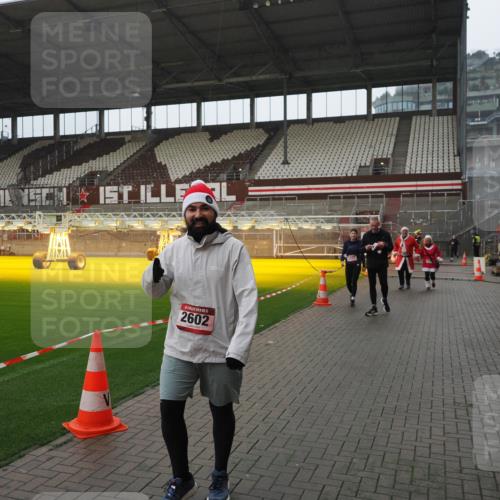 07.12.2025 - St. Pauli X-Mass-Run No. 15 Fabian Wolf http://msf.ph/oto/9420397 07.12.2025 11:39:08 Ziel 1737, 2225, 2226, 2602, 3357 meine-sportfotos.de