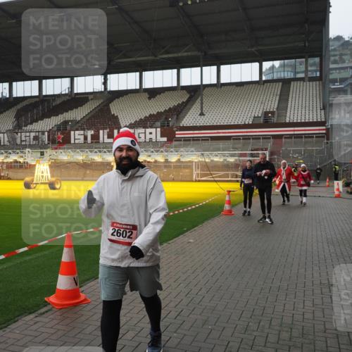 07.12.2025 - St. Pauli X-Mass-Run No. 15 Fabian Wolf http://msf.ph/oto/9420398 07.12.2025 11:39:08 Ziel 1737, 2225, 2226, 2602, 3357 meine-sportfotos.de