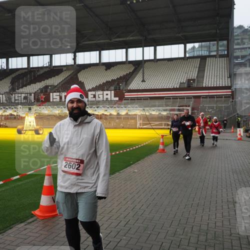 07.12.2025 - St. Pauli X-Mass-Run No. 15 Fabian Wolf http://msf.ph/oto/9420399 07.12.2025 11:39:08 Ziel 1737, 2225, 2226, 2602, 3357 meine-sportfotos.de