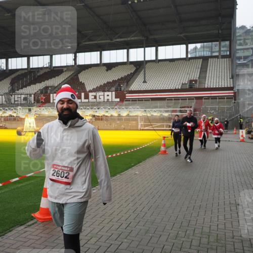 07.12.2025 - St. Pauli X-Mass-Run No. 15 Fabian Wolf http://msf.ph/oto/9420400 07.12.2025 11:39:08 Ziel 1737, 2225, 2226, 2602, 3357 meine-sportfotos.de