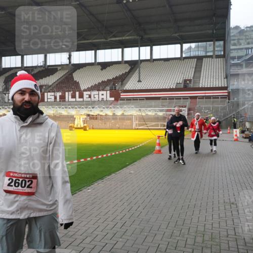 07.12.2025 - St. Pauli X-Mass-Run No. 15 Fabian Wolf http://msf.ph/oto/9420401 07.12.2025 11:39:09 Ziel 1737, 2225, 2226, 2602, 3357 meine-sportfotos.de
