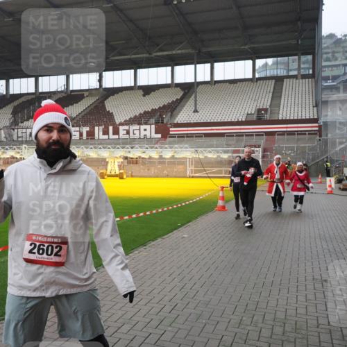07.12.2025 - St. Pauli X-Mass-Run No. 15 Fabian Wolf http://msf.ph/oto/9420402 07.12.2025 11:39:09 Ziel 1737, 2225, 2226, 2602, 3357 meine-sportfotos.de