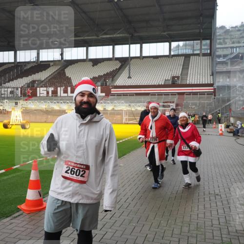 07.12.2025 - St. Pauli X-Mass-Run No. 15 Fabian Wolf http://msf.ph/oto/9420410 07.12.2025 11:39:12 Ziel 1737, 2225, 2226, 2602, 2978, 3357 meine-sportfotos.de