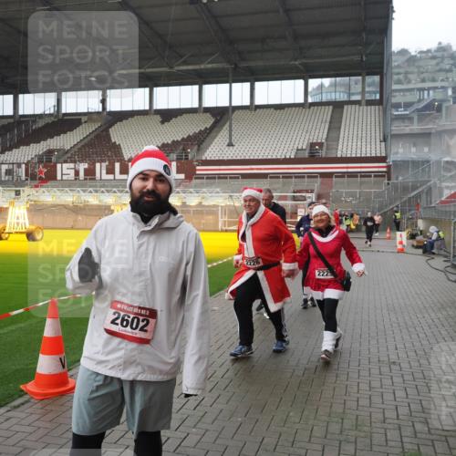 07.12.2025 - St. Pauli X-Mass-Run No. 15 Fabian Wolf http://msf.ph/oto/9420411 07.12.2025 11:39:13 Ziel 1737, 2225, 2226, 2978, 3357 meine-sportfotos.de