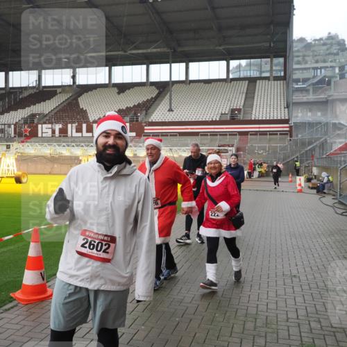 07.12.2025 - St. Pauli X-Mass-Run No. 15 Fabian Wolf http://msf.ph/oto/9420412 07.12.2025 11:39:13 Ziel 1737, 2225, 2226, 2978, 3357 meine-sportfotos.de