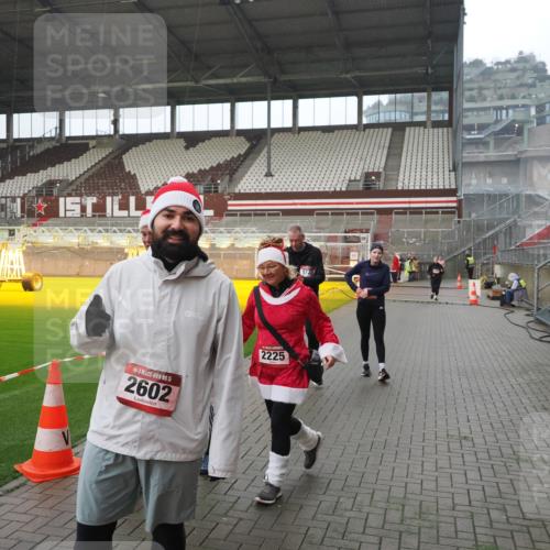 07.12.2025 - St. Pauli X-Mass-Run No. 15 Fabian Wolf http://msf.ph/oto/9420414 07.12.2025 11:39:13 Ziel 1737, 2225, 2226, 2978, 3357 meine-sportfotos.de