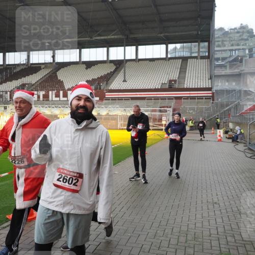 07.12.2025 - St. Pauli X-Mass-Run No. 15 Fabian Wolf http://msf.ph/oto/9420416 07.12.2025 11:39:14 Ziel 1737, 2225, 2226, 2978, 3357 meine-sportfotos.de