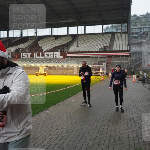 07.12.2025 - St. Pauli X-Mass-Run No. 15 Fabian Wolf http://msf.ph/oto/9420420 07.12.2025 11:39:16 Ziel 2057, 2225, 2226, 2978, 3357 meine-sportfotos.de