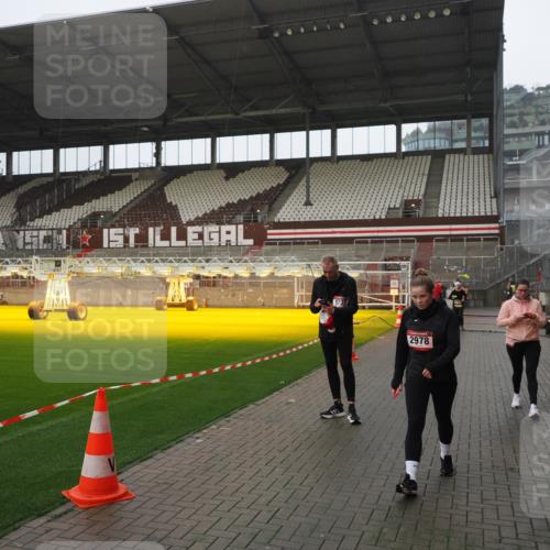 07.12.2025 - St. Pauli X-Mass-Run No. 15 Fabian Wolf http://msf.ph/oto/9420438 07.12.2025 11:39:25 Ziel 2057, 2978, 3593 meine-sportfotos.de