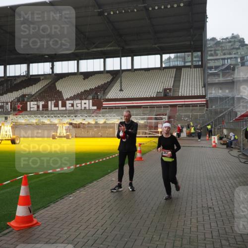 07.12.2025 - St. Pauli X-Mass-Run No. 15 Fabian Wolf http://msf.ph/oto/9420442 07.12.2025 11:39:30 Ziel 2057, 2978, 3593 meine-sportfotos.de