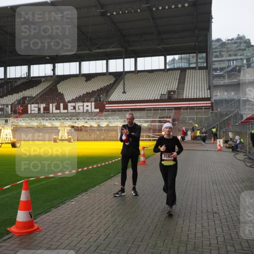 07.12.2025 - St. Pauli X-Mass-Run No. 15 Fabian Wolf http://msf.ph/oto/9420443 07.12.2025 11:39:30 Ziel 2057, 2978, 3593 meine-sportfotos.de