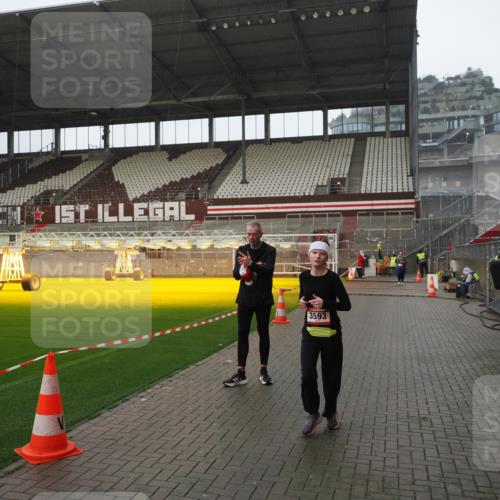 07.12.2025 - St. Pauli X-Mass-Run No. 15 Fabian Wolf http://msf.ph/oto/9420444 07.12.2025 11:39:30 Ziel 2057, 2978, 3593 meine-sportfotos.de