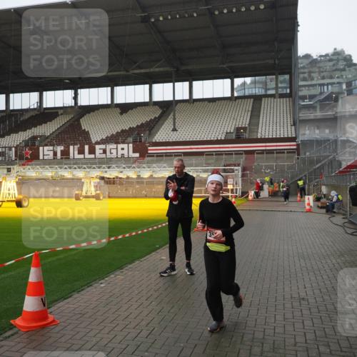 07.12.2025 - St. Pauli X-Mass-Run No. 15 Fabian Wolf http://msf.ph/oto/9420445 07.12.2025 11:39:30 Ziel 2057, 2978, 3593 meine-sportfotos.de