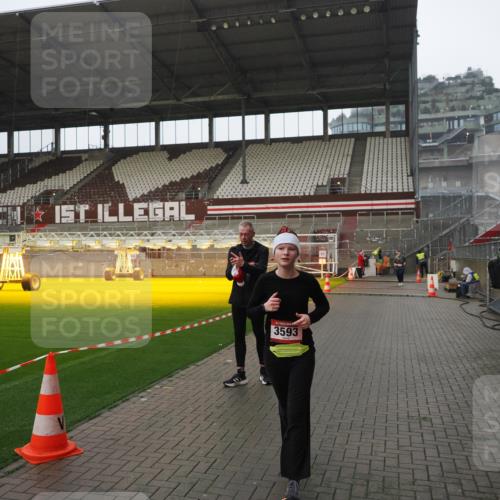 07.12.2025 - St. Pauli X-Mass-Run No. 15 Fabian Wolf http://msf.ph/oto/9420446 07.12.2025 11:39:30 Ziel 2057, 2978, 3593 meine-sportfotos.de