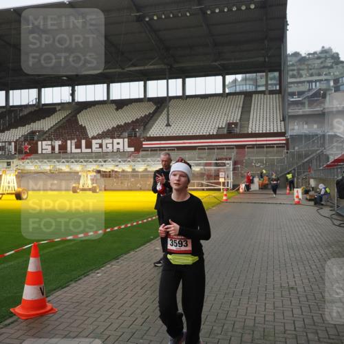 07.12.2025 - St. Pauli X-Mass-Run No. 15 Fabian Wolf http://msf.ph/oto/9420447 07.12.2025 11:39:31 Ziel 12, 2057, 2978, 3593 meine-sportfotos.de