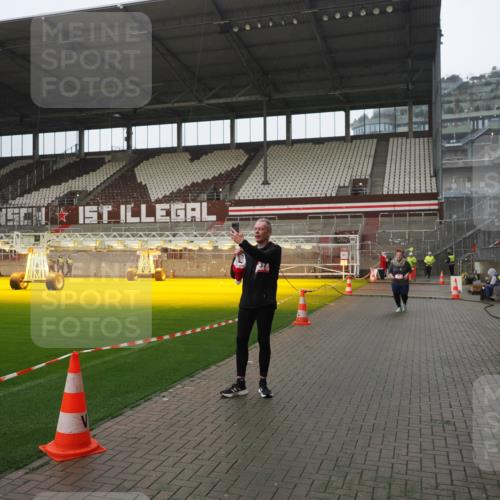 07.12.2025 - St. Pauli X-Mass-Run No. 15 Fabian Wolf http://msf.ph/oto/9420452 07.12.2025 11:39:37 Ziel 12, 3593 meine-sportfotos.de