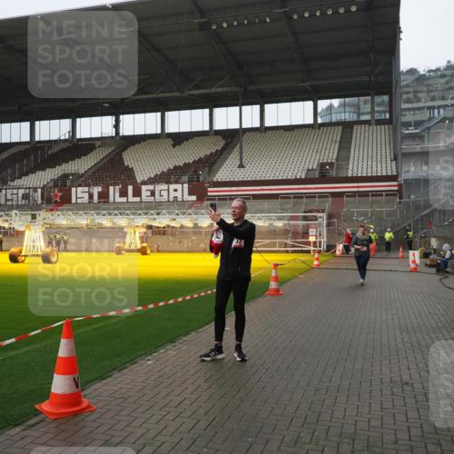 07.12.2025 - St. Pauli X-Mass-Run No. 15 Fabian Wolf http://msf.ph/oto/9420453 07.12.2025 11:39:37 Ziel 12, 3593 meine-sportfotos.de