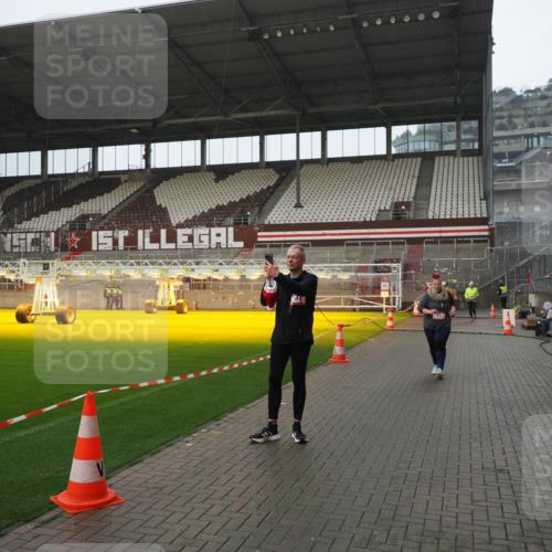 07.12.2025 - St. Pauli X-Mass-Run No. 15 Fabian Wolf http://msf.ph/oto/9420455 07.12.2025 11:39:40 Ziel 12, 533, 3362, 3593 meine-sportfotos.de