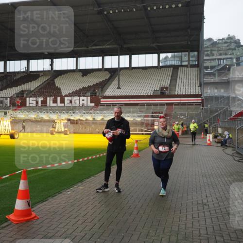 07.12.2025 - St. Pauli X-Mass-Run No. 15 Fabian Wolf http://msf.ph/oto/9420459 07.12.2025 11:39:42 Ziel 12, 533, 3362, 3593 meine-sportfotos.de