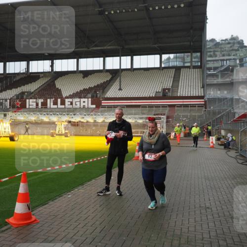 07.12.2025 - St. Pauli X-Mass-Run No. 15 Fabian Wolf http://msf.ph/oto/9420460 07.12.2025 11:39:43 Ziel 12, 533, 3362, 3593 meine-sportfotos.de